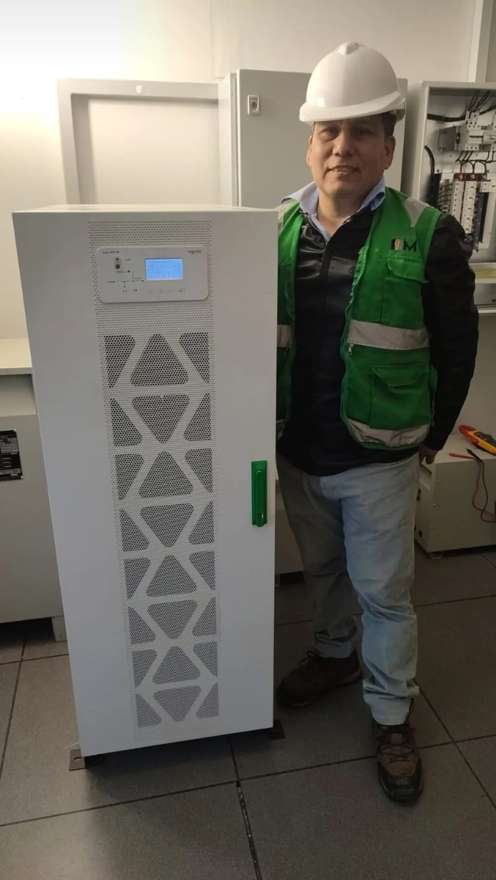 Técnico de ACE Electronics junto a un Easy UPS 3S de Schneider Electric recién instalado