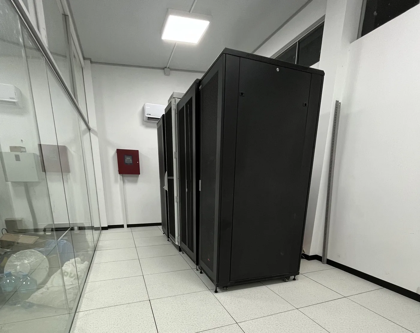 Sala de servidores con gabinetes sobre piso técnico elevado